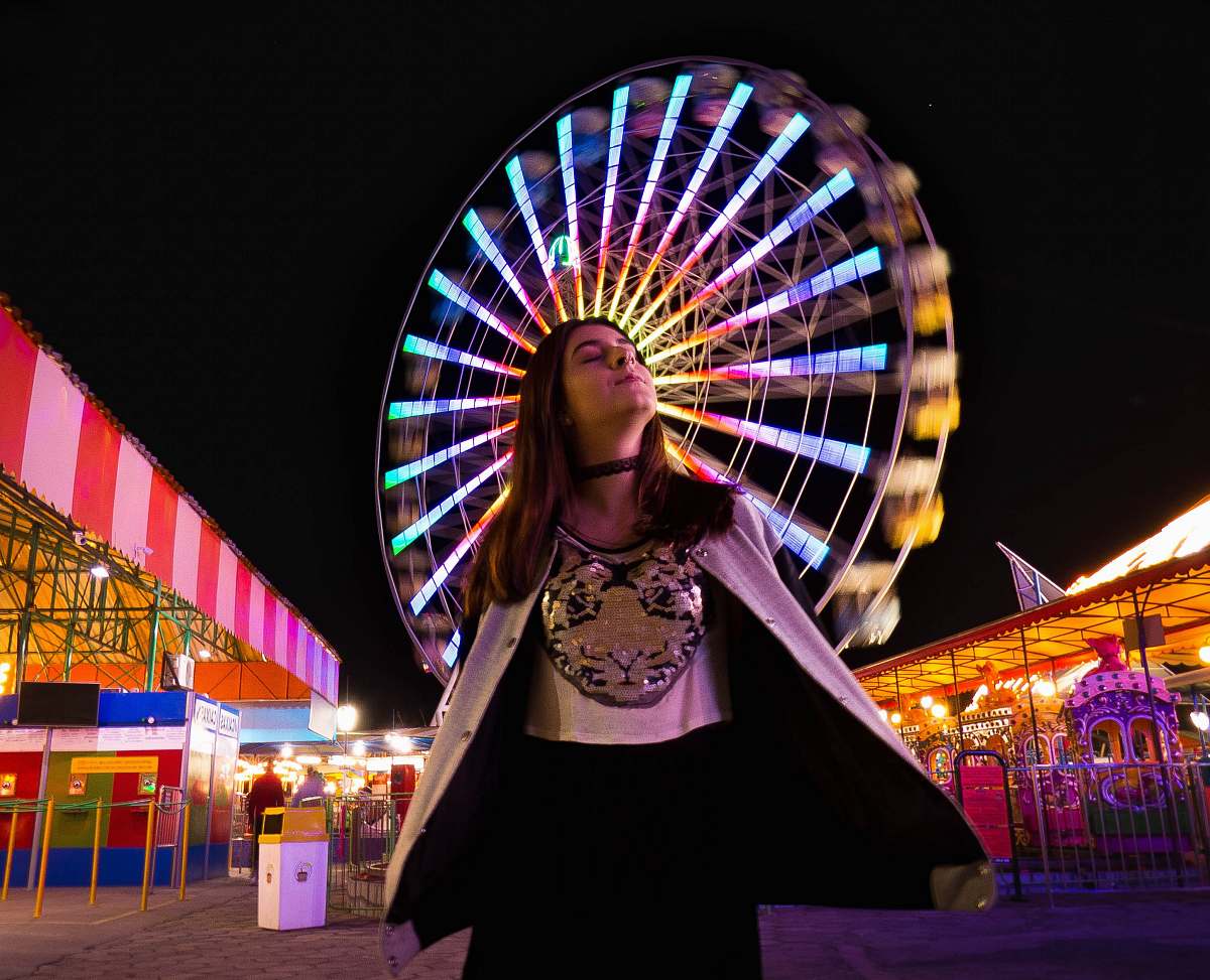 belo horizonte woman in front of ferry's wheel canopy